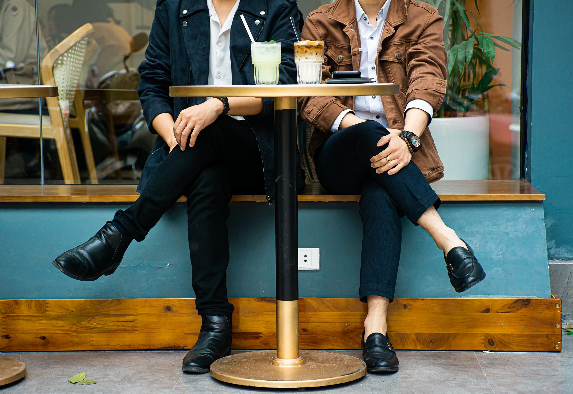 Friends meeting for coffee